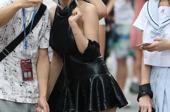 魔镜街拍 – 图包速递！婷婷白色吊带连衣裙与黑丝美腿到底谁赢！