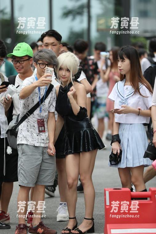 魔镜街拍 - 图包速递！婷婷白色吊带连衣裙与黑丝美腿到底谁赢！