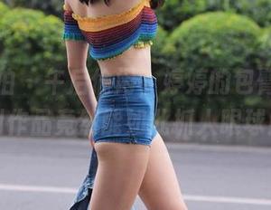 魔镜街拍 – 午后偷闲，婷婷的包臀灰裙定制作品竟然能如此抓人眼球！