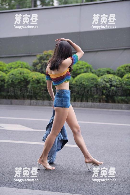 魔镜街拍 - 午后偷闲，婷婷的包臀灰裙定制作品竟然能如此抓人眼球！