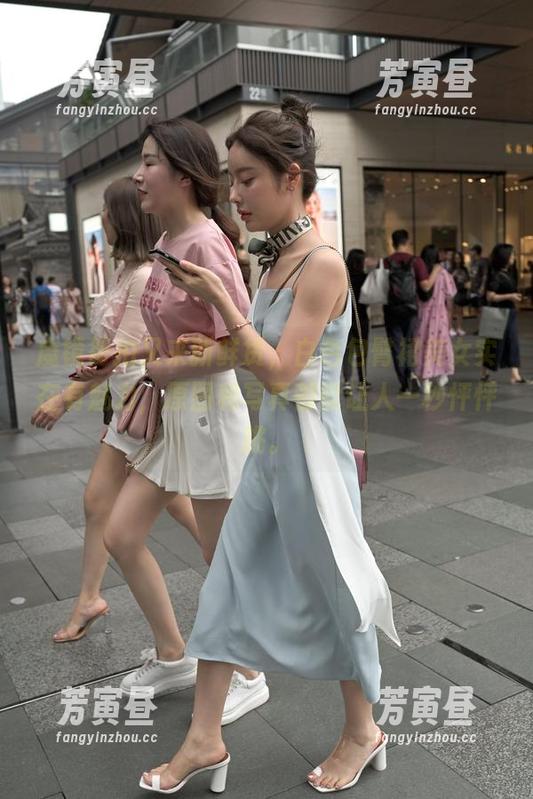 魔镜街拍 魔镜街拍又来新鲜货,白色包臀裙美女实在有魅力,原图和写真都能让人一秒怦怦跳。